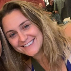 Meet your Posher, Caitlin